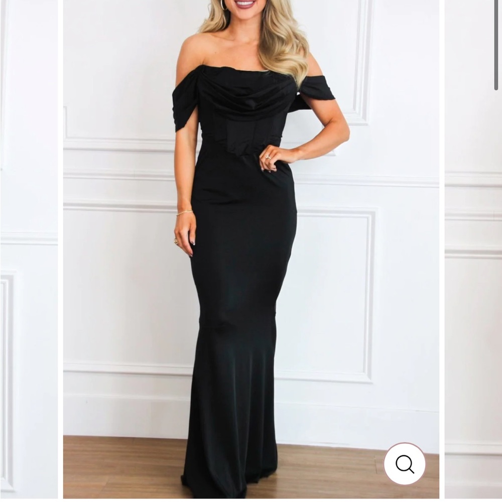 Form dress from Bella and bloom boutique. Never worn.